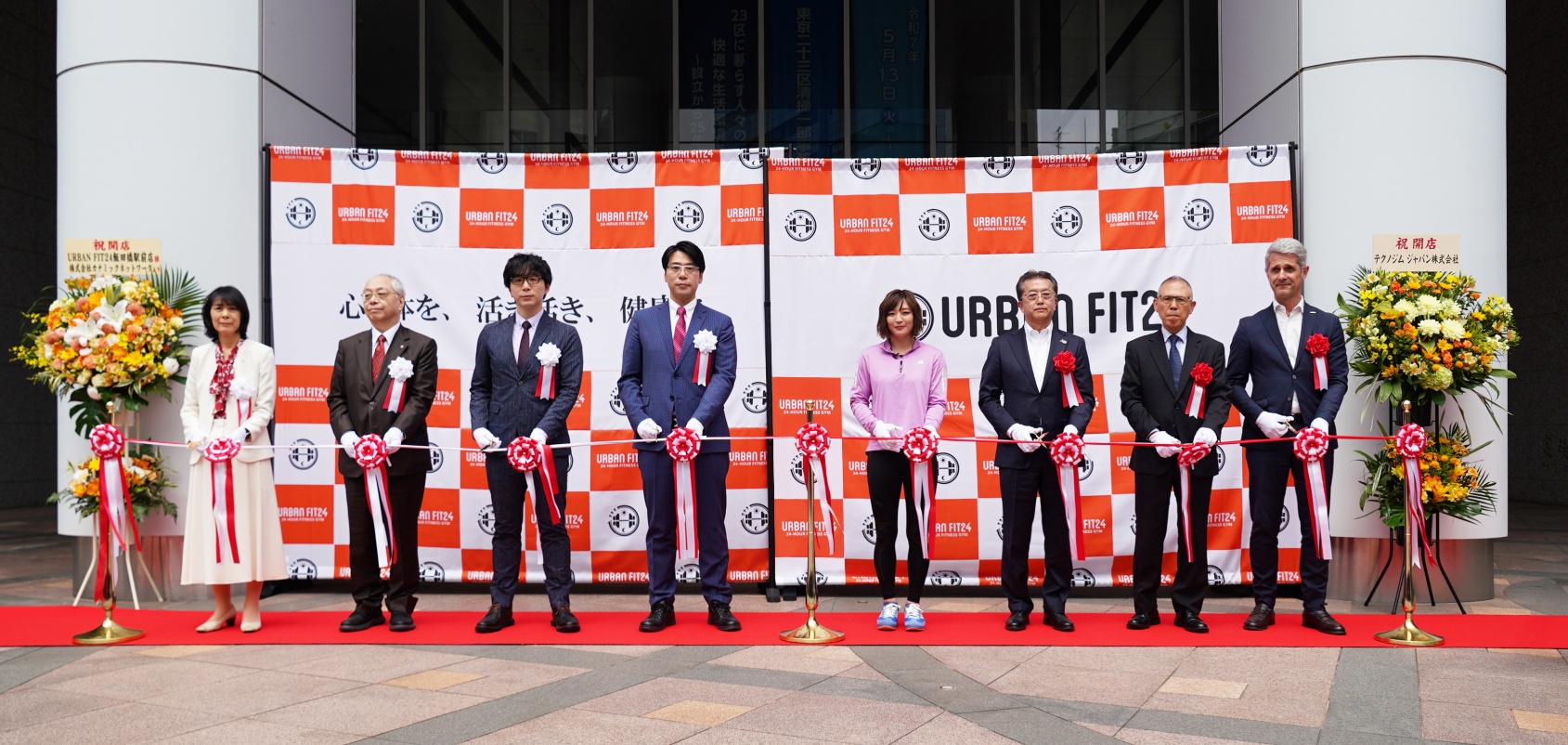 オープニングセレモニーテープカットの様子：多くのお客様がご来場下さり、盛大に行われました。