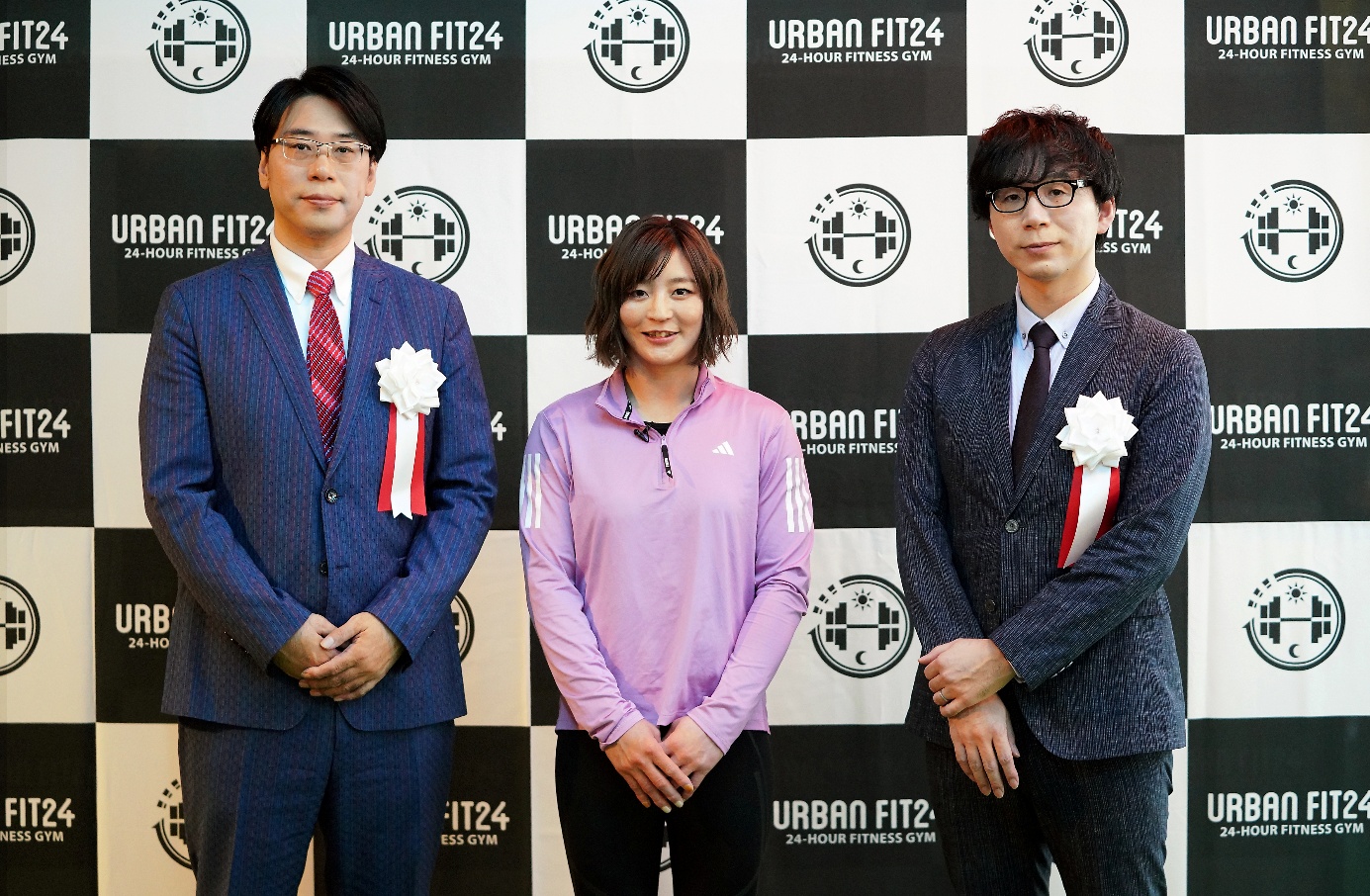 左から株式会社アーバンフィット取締役会長 山本拓真、柔道家 角田夏実選手、株式会社アーバンフィット代表取締役社長 山本景士